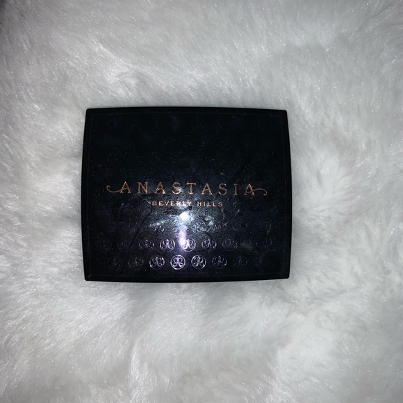 Anastasia Beverly Hills bronzer - Picture 2 of 3